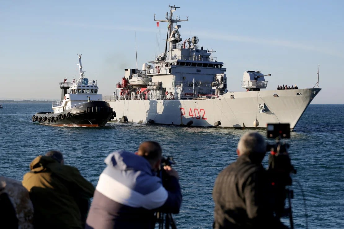 Un barco de la Armada que transportaba migrantes interceptado en aguas italianas llega este miércoles a un puerto de Albania.