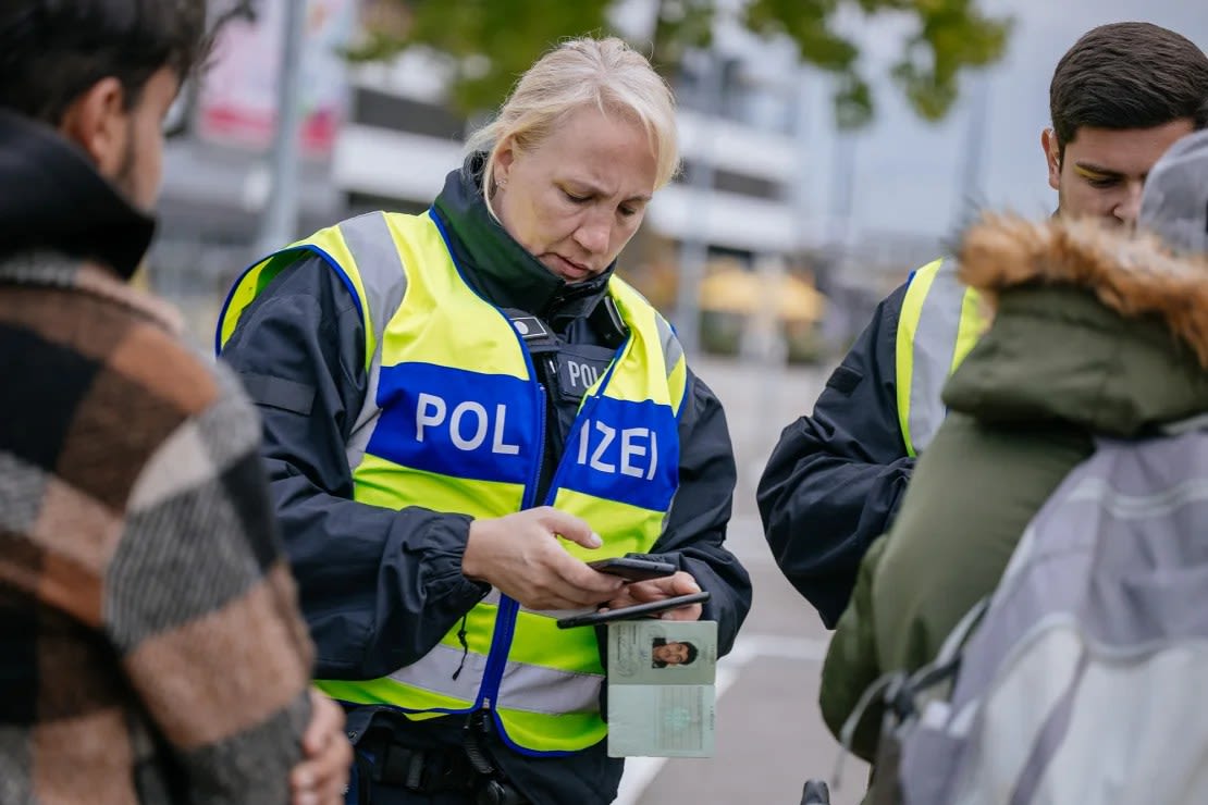 El mes pasado, la Policía alemana controló a las personas que llegaban de Francia en la frontera franco-alemana. Scholz introdujo controles en las fronteras con Francia, Luxemburgo, los Países Bajos, Bélgica y Dinamarca el mes pasado, sumándose a medidas similares que ya tenía en su flanco oriental.