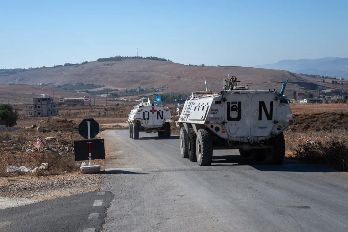 Los vehículos blindados de transporte de personal de la FPNUL (Fuerza Provisional de las Naciones Unidas en el Líbano) parten de una base para patrullar cerca de la frontera entre Líbano e Israel, en Marjayoun, Líbano, el 5 de octubre.