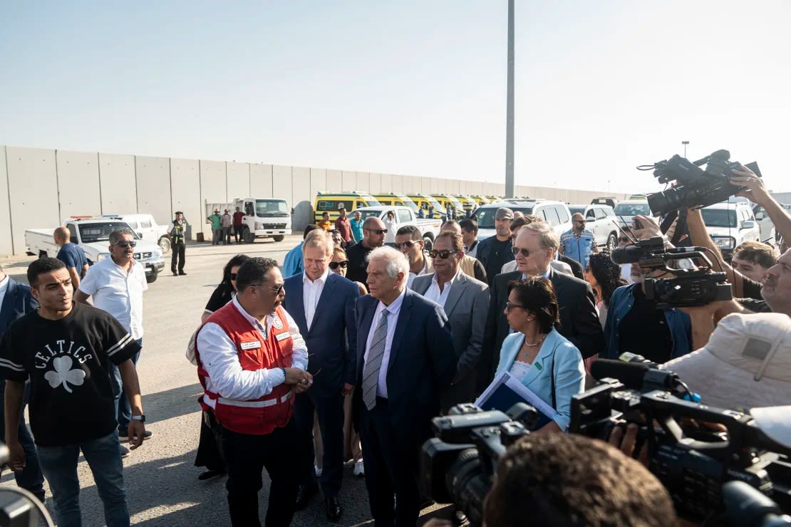 El alto responsable de la política exterior de la Unión Europea, Josep Borrell, habla con el funcionario de la Media Luna Roja egipcia en Rafah, Egipto, el 9 de septiembre.