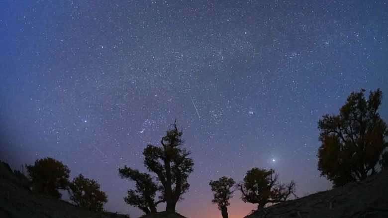 La lluvia de meteoros Oriónidas deslumbrará sobre el condado de Yuli en la región china de Xinjiang en octubre de 2023.