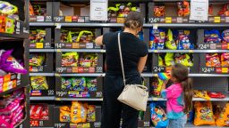 Una familia compra dulces de Halloween en un Walmart Supercenter el 16 de octubre de 2024 en Austin, Texas. Las empresas de caramelos han comenzado a cambiar a dulces que no son de chocolate, ya que los fabricantes de chocolate se enfrentan a la reducción de los márgenes y la disminución de las ventas.