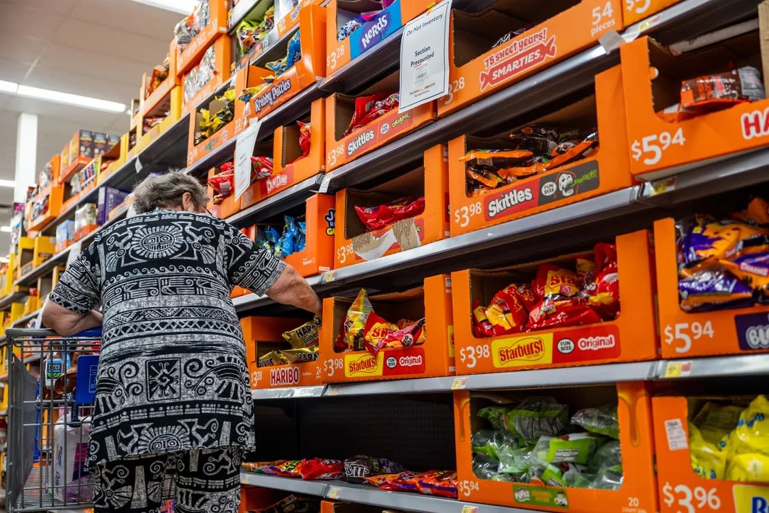 Un cliente compra dulces de Halloween en un Walmart Supercenter el 16 de octubre de 2024 en Austin, Texas.