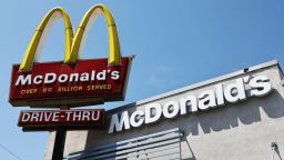 El logotipo de McDonald's se muestra en un restaurante en Burbank, California, el 22 de julio de 2024. Crédito: Mario Tama/Getty Images.