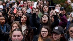 Los fanáticos cantan en un homenaje al ex cantante de One Direction Liam Payne, quien fue encontrado muerto después de caerse del balcón de una habitación de hotel en el tercer piso en Buenos Aires, en Hyde Park, Londres, Gran Bretaña, el 20 de octubre de 2024.