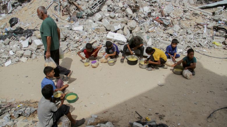 Gaza ayudas comida. Archivo. (Photo by Mahmoud Issa / Middle East Images / Middle East Images via AFP)