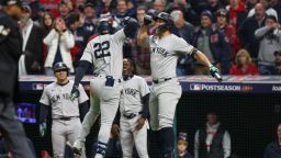 Los bateadores de los Yankees de Nueva York Juan Soto (22) y Giancarlo Stanton (27) celebran durante un partido contra los Guardians de Cleveland en el quinto partido de la Serie de Campeonato de la Liga Americana.