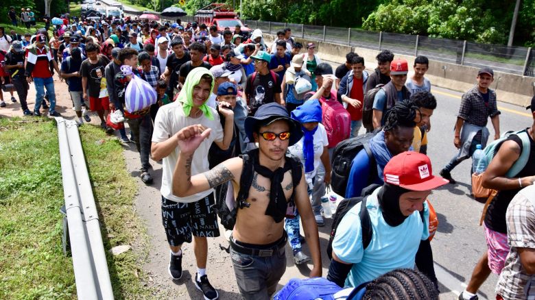 Migrantes de distintas nacionalidades caminan hacia Estados Unidos por una carretera en Tapachula, estado de Chiapas, México, el 5 de octubre de 2024. Crédito: STRINGER/AFP vía Getty Images