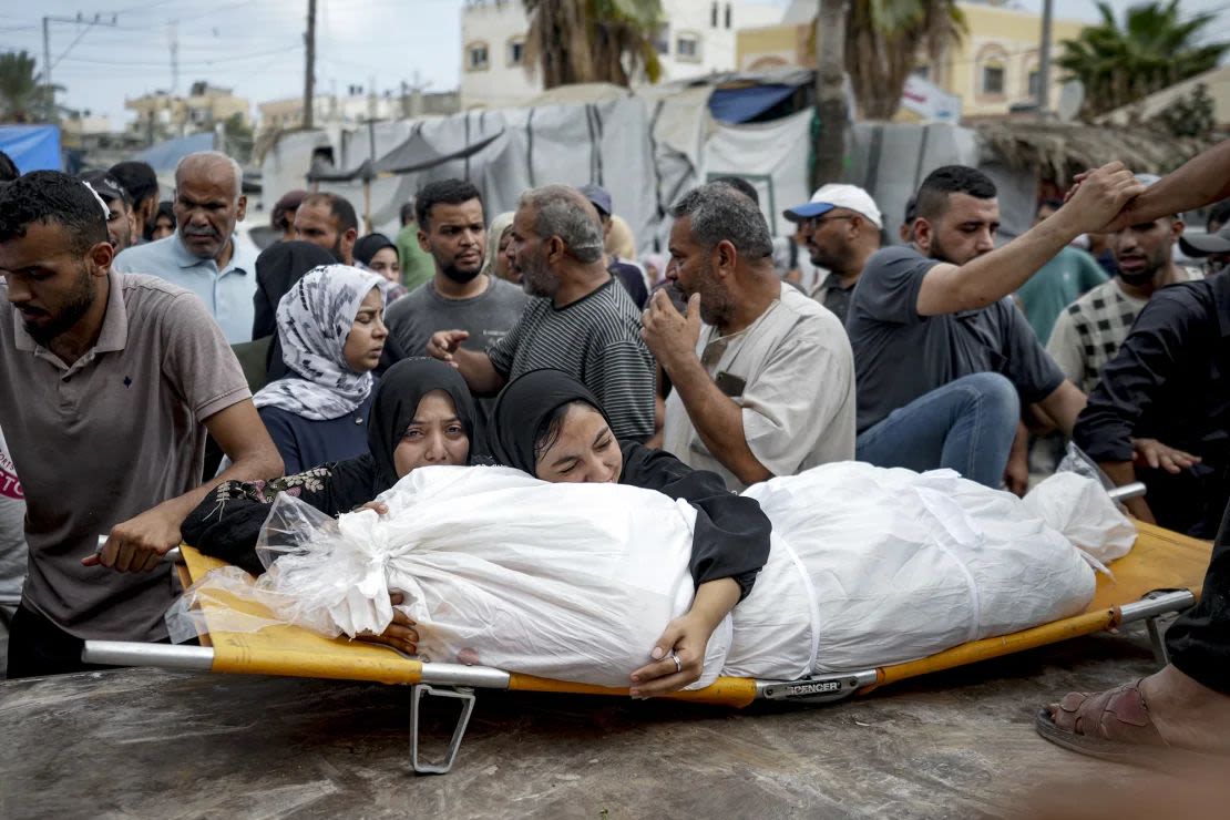 Mujeres palestinas lloran a un familiar muerto en el bombardeo israelí de Gaza, en un hospital de Deir al-Balah el 22 de marzo de 2024.