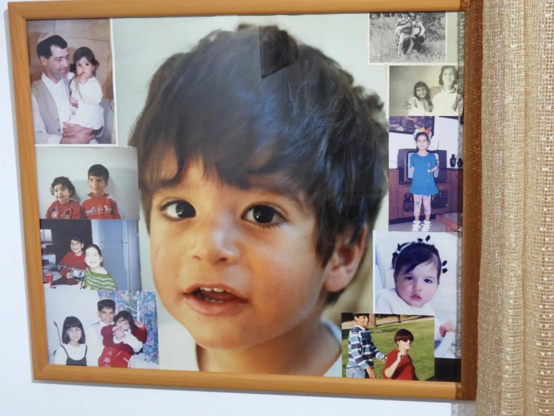 Eliran Mizrahi, retratado cuando era niño en un collage de fotografías enmarcado en la casa de su familia, en la la Ribera Occidental. }