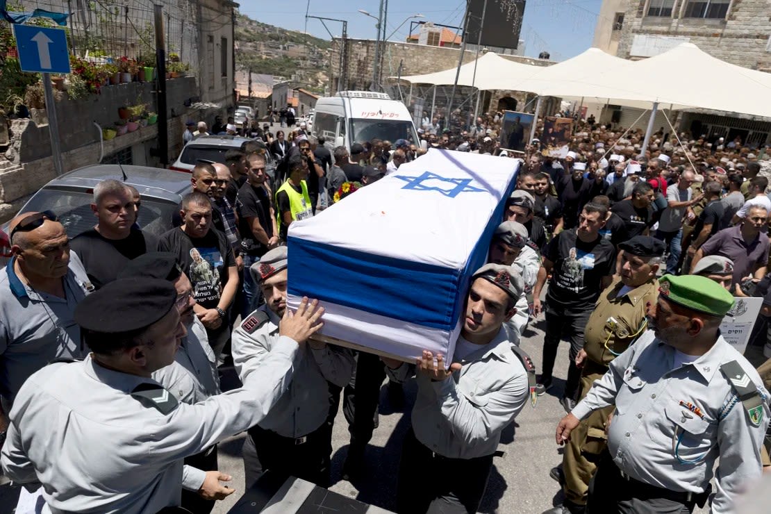 Los soldados llevan el ataúd de un capitán israelí que murió en los combates en el sur de Gaza, durante su funeral en Beit Jann, Israel, el 16 de junio de 2024.