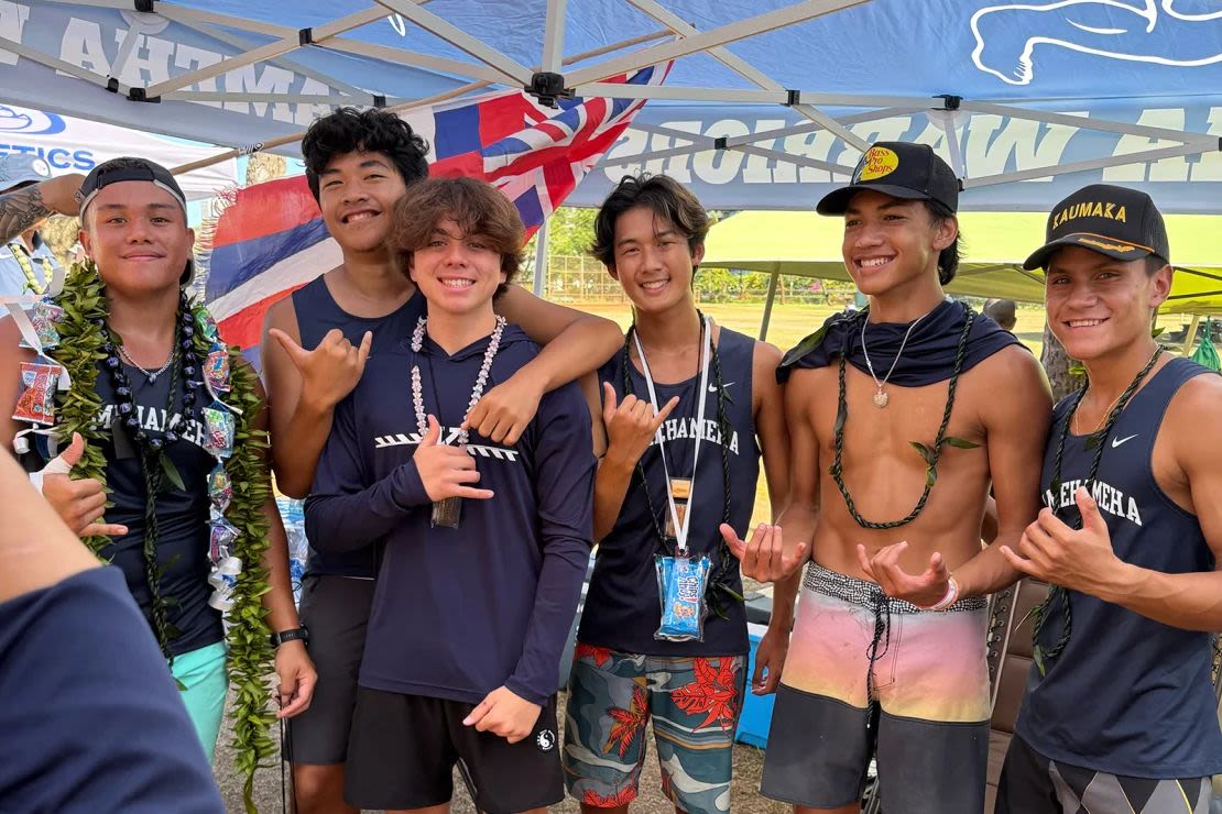 Kahiau Kawai, que lleva la camiseta de manga larga, con sus compañeros de kayak de las Escuelas Kamehameha en los campeonatos de la conferencia tras sobrevivir 11 horas varado en el océano.