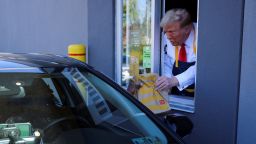 El expresidente Donald Trump sirve comida en un restaurante McDonalds en Pensilvania. Crédito: Brian Snyder/Reuters