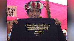 Fotografía sin fecha del sacerdote católico Marcelo Pérez mostrando una playera durante una actividad en San Cristóbal de Las Casas, estado de Chiapas, México.