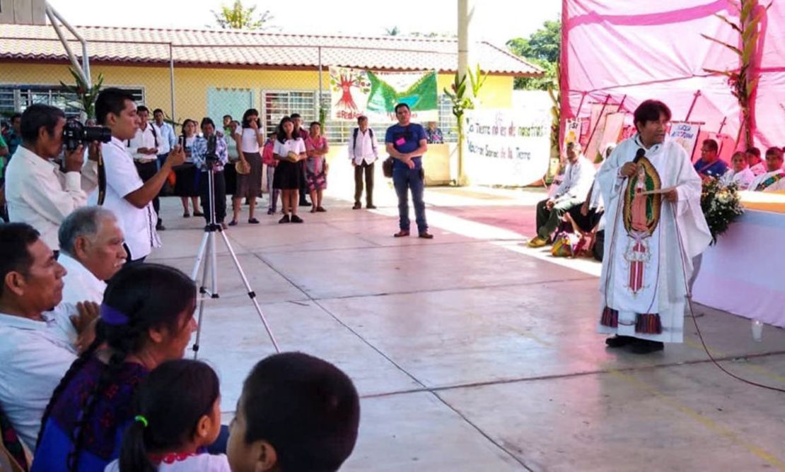 Fotografía sin fecha del sacerdote católico Marcelo Pérez durante una misa en San Cristóbal de Las Casas, estado de Chiapas, México.