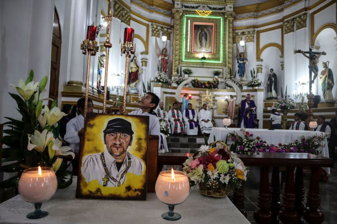 Una fotografía del sacerdote católico Marcelo Pérez durante su velatorio tras ser asesinado por disparos en San Cristóbal de Las Casas, estado de Chiapas, México, el 20 de octubre de 2024.