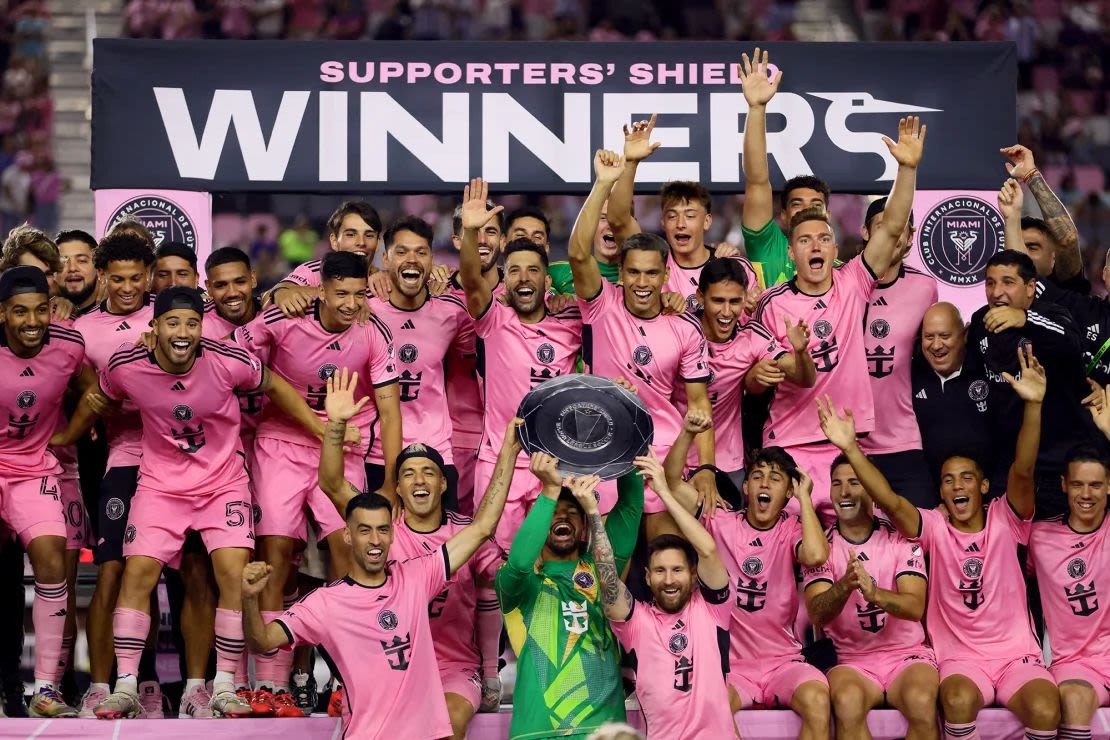 Los jugadores de Miami levantan el Supporters' Shield tras el partido.