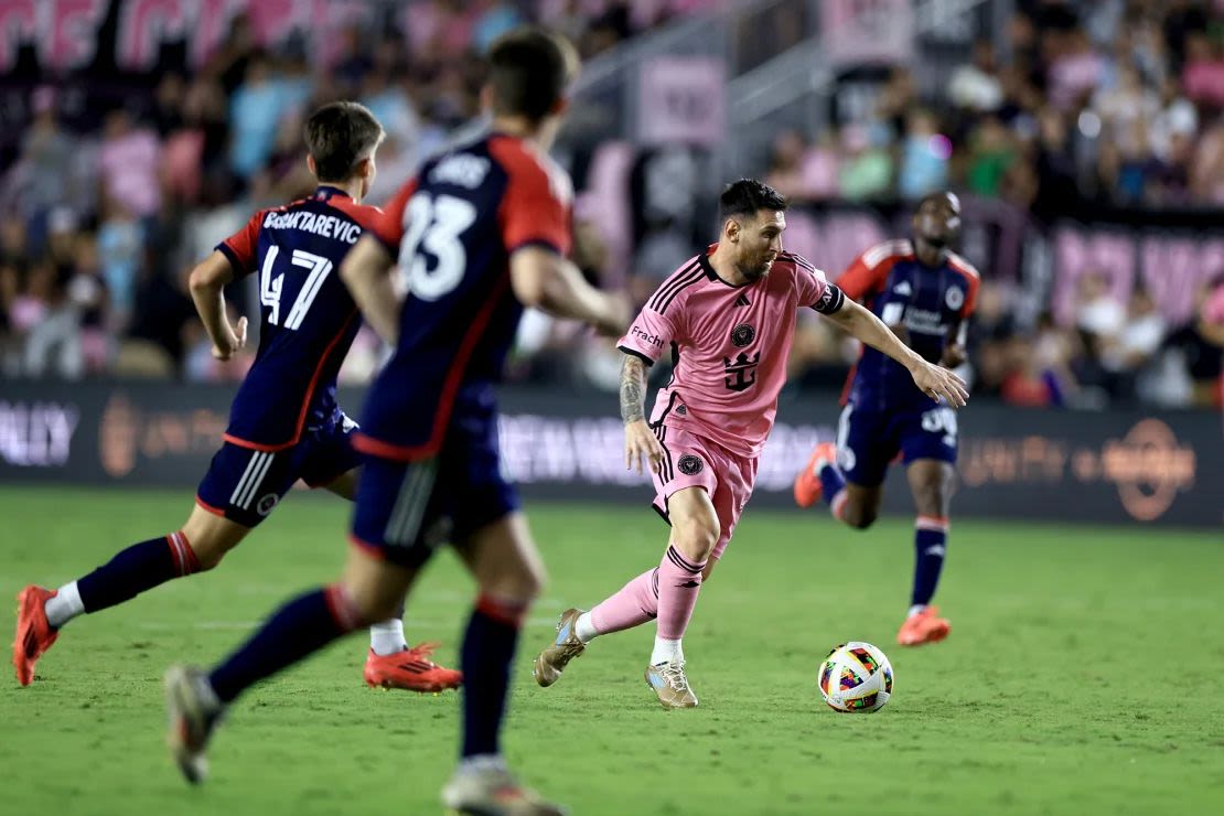 Messi regatea durante el partido.