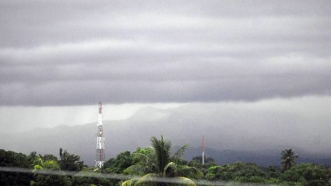 Fotografía del fenómeno meteorológico Oscar este lunes, desde La Habana, Cuba.