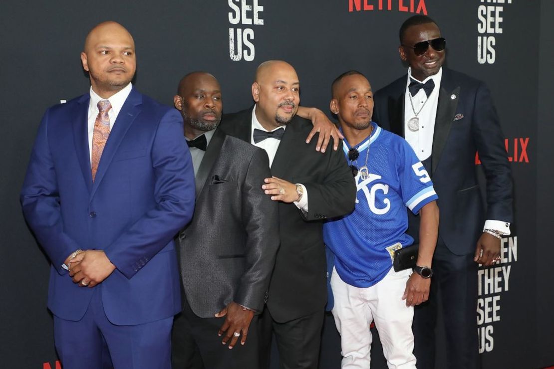 En esta foto de mayo de 2019, Kevin Richardson, Antron Brown, Raymond Santana Jr, Korey Wise y Yusef Salaam, conocidos colectivamente como los "Cinco de Central Park", asisten al estreno mundial de la película de Netflix "When They See Us" en el Teatro Apollo de Nueva York. Crédito: Taylor Hill/FilmMagic/Getty Images