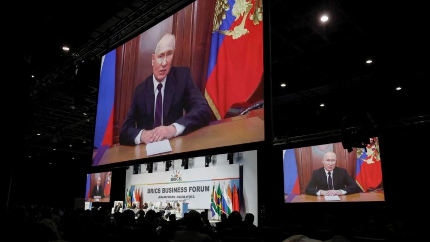 El presidente de Rusia, Vladimir Putin, participó virtualmente en la cumbre BRICS de 2023 en Johannesburgo debido a una orden de arresto de la I. Este año, será anfitrión en suelo ruso.