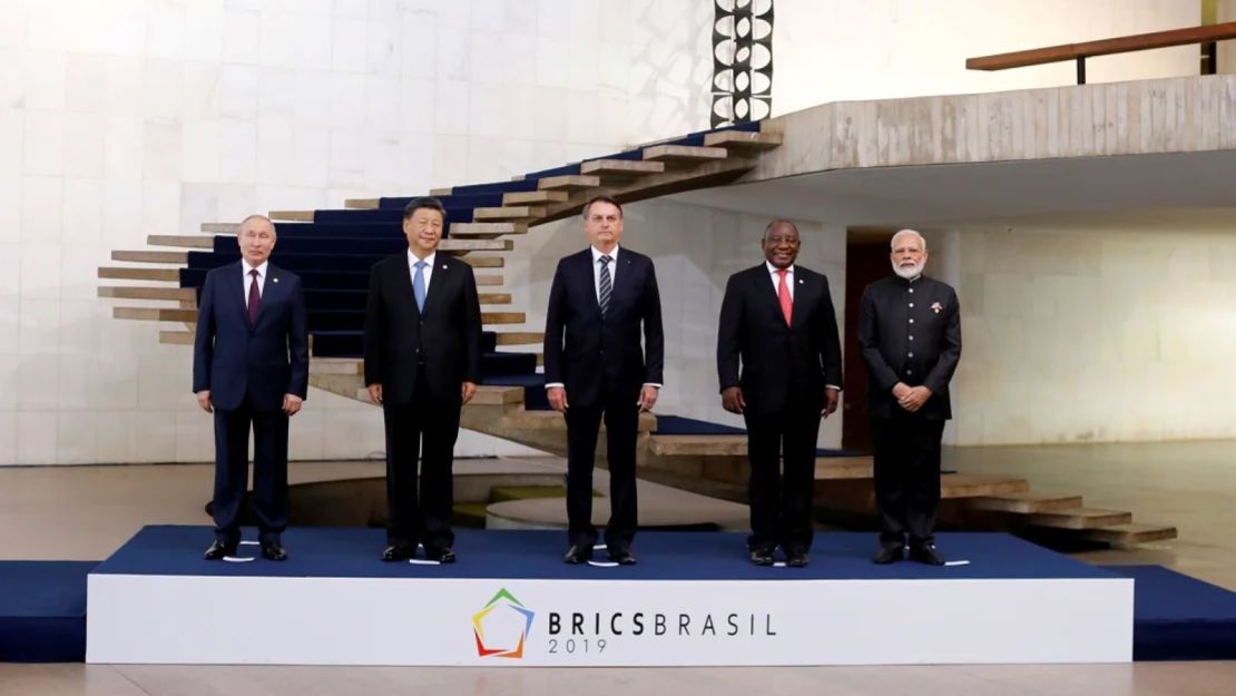 El presidente de Rusia, Vladimir Putin; el líder chino, Xi Jinping; el entonces presidente de Brasil, Jair Bolsonaro; el presidente de Sudáfrica, Cyril Ramaphosa; y el primer ministro de la India, Narendra Modi, posan al llegar a la cumbre BRICS en Brasilia en noviembre de 2019.