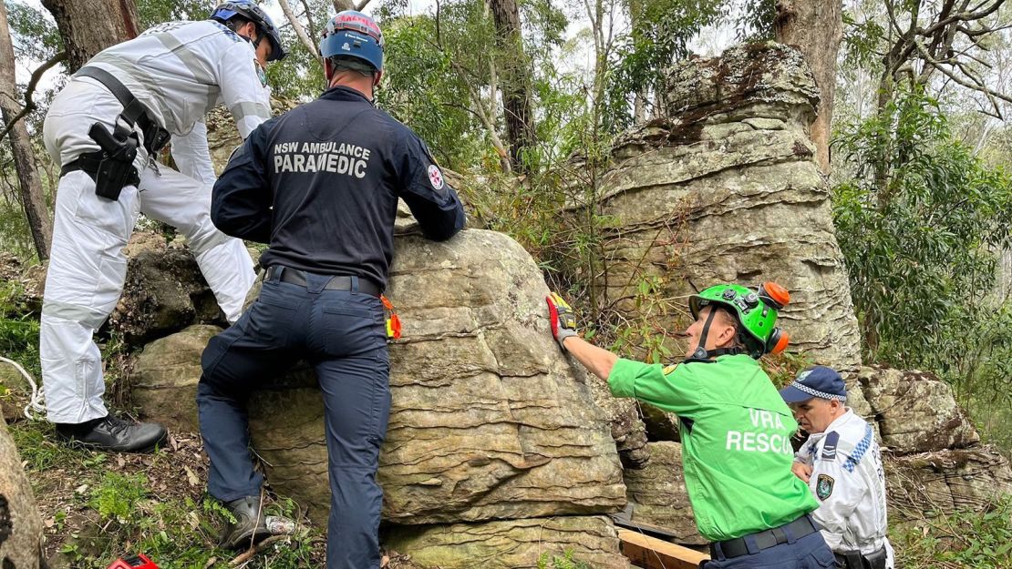 La mujer de 23 años estaba caminando con amigos cuando dejó caer su teléfono entre las rocas.