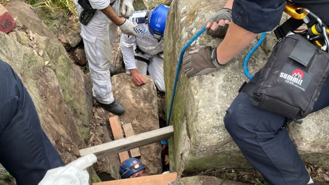 Los rescatistas tuvieron que retirar varios grandes bloques de piedra para acercarse lo suficiente a sus pies y poder sacarla.