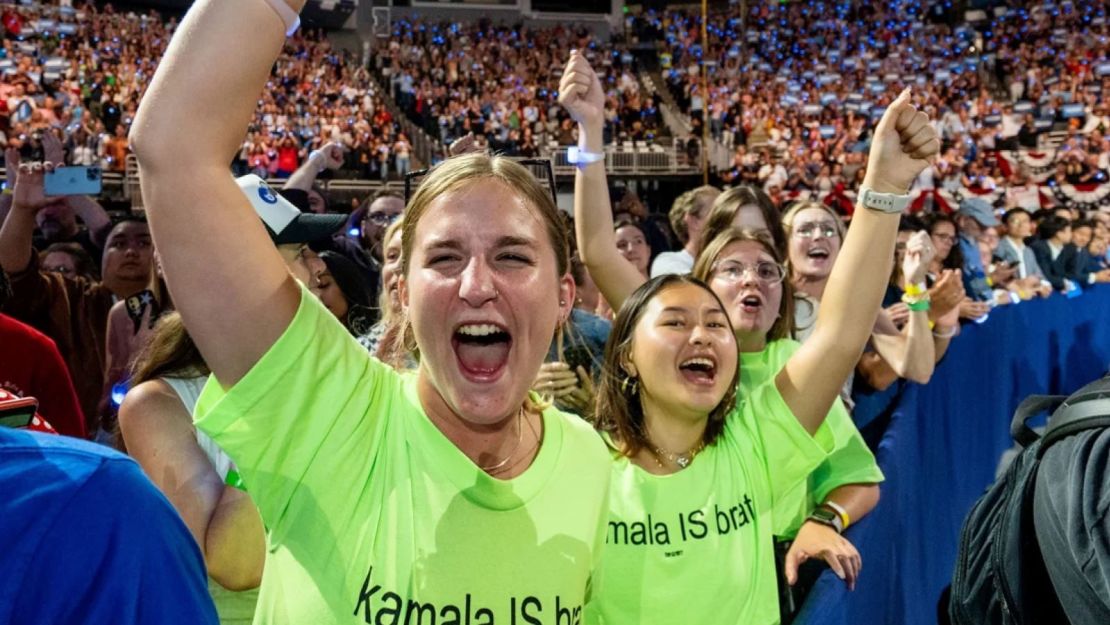 Partidarios de Harris llevan camisetas personalizadas con el mensaje 'Kamala is brat' en un mitin en Milwaukee el 20 de agosto de 2024.