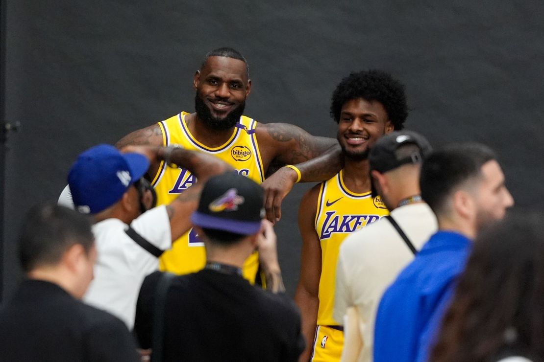 LeBron James de Los Angeles Lakers, a la izquierda, y su hijo, Bronny James, podrían hacer historia este martes como el primer dúo de padre e hijo en jugar juntos en un partido de temporada regular de la NBA.