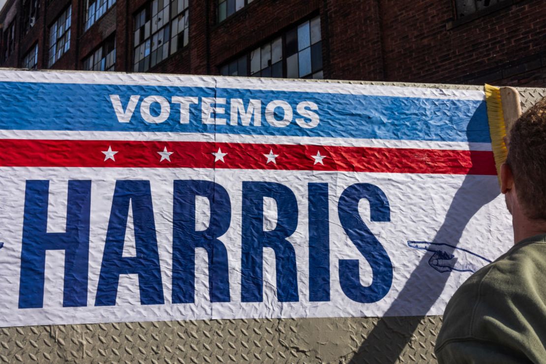 Partidarios de Kamala Harris colocan carteles en vecindarios latinos, el 14 de octubre de 2024, en el norte de Filadelfia, Pensilvania.