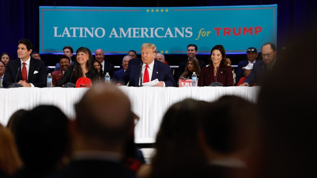 El expresidente Donald Trump participa en una mesa redonda en la Cumbre Latina celebrada en el Trump National Doral Golf Club el 22 de octubre en Doral, Florida.