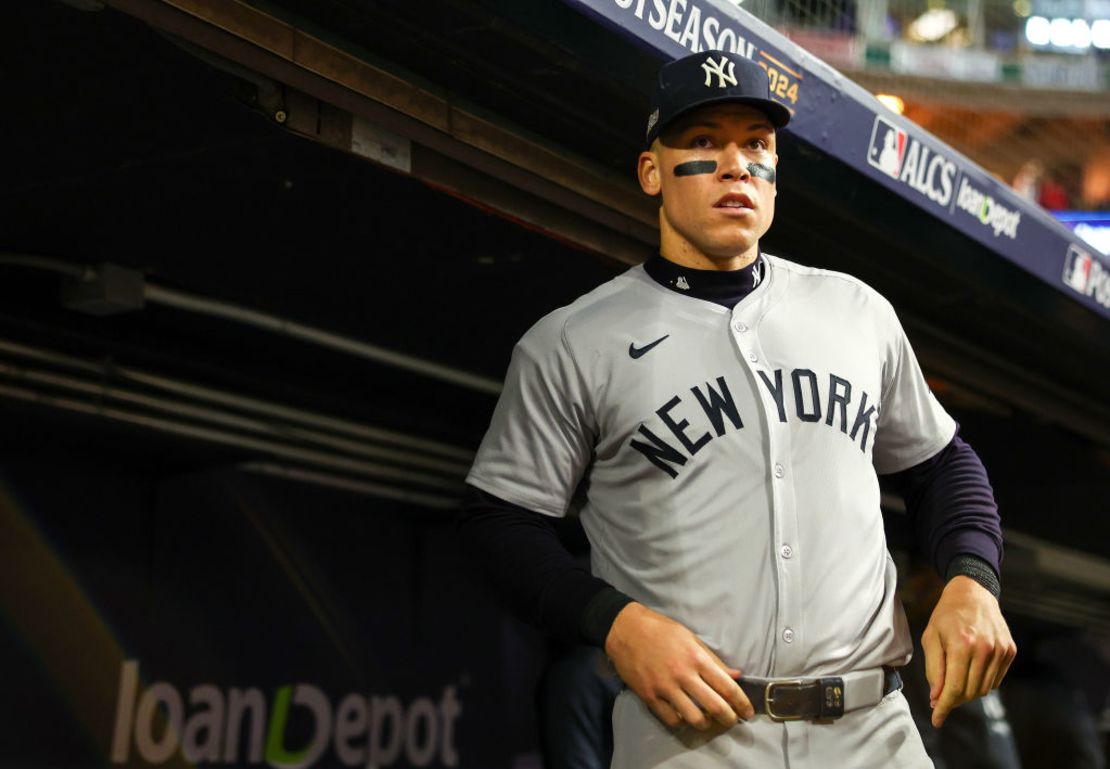 Aaron Judge de los Yankees de Nueva York observa desde el dugout antes del quinto juego de la Serie de Campeonato de la Liga Americana contra los Guardianes de Cleveland en Progressive Field el 19 de octubre de 2024 en Cleveland, Ohio. Crédito Maddie Meyer/Getty Images