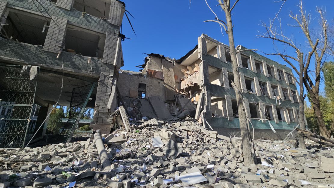 Funcionarios y residentes en Jersón han informado de numerosos ataques contra infraestructuras civiles. Esta institución educativa resultó dañada en un bombardeo ruso el 7 de octubre de 2024. Crédito: istración Militar Regional de Jersón/Anadolu/Getty Images