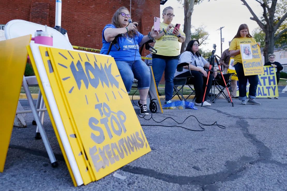 Dani Allen, en el centro a la izquierda con micrófono, defensora de los derechos humanos y opositora a la pena de muerte, habla durante una protesta frente a la prisión en la que Robert Roberson iba a ser ejecutado el 17 de octubre, en Huntsville, Texas.