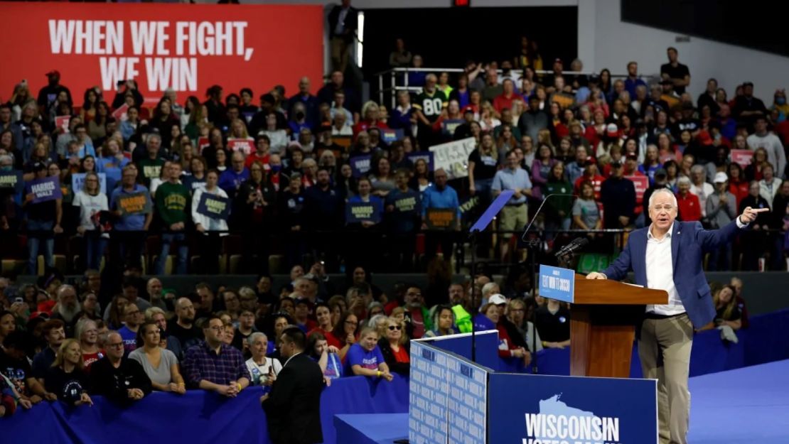 El gobernador de Minnesota, Tim Walz, habla en un mitin en Madison, Wisconsin, el 22 de octubre de 2024.