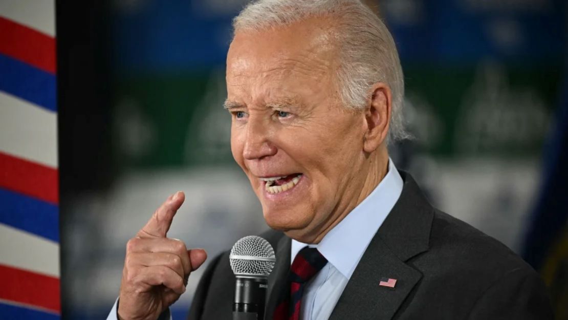 El presidente Joe Biden habla con el personal mientras visita una oficina de campaña coordinada de los demócratas en New Hampshire en Concord el 22 de octubre de 2024.