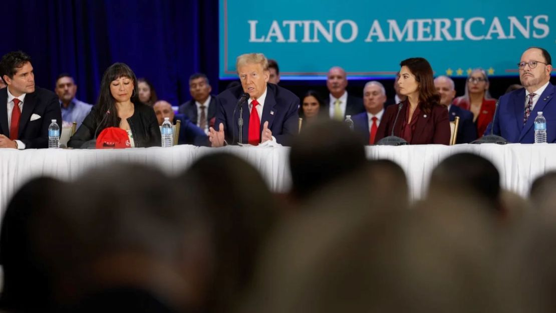 El expresidente Donald Trump participa en una mesa redonda en la Cumbre Latina celebrada en el Trump National Doral Golf Club el 22 de octubre de 2024.