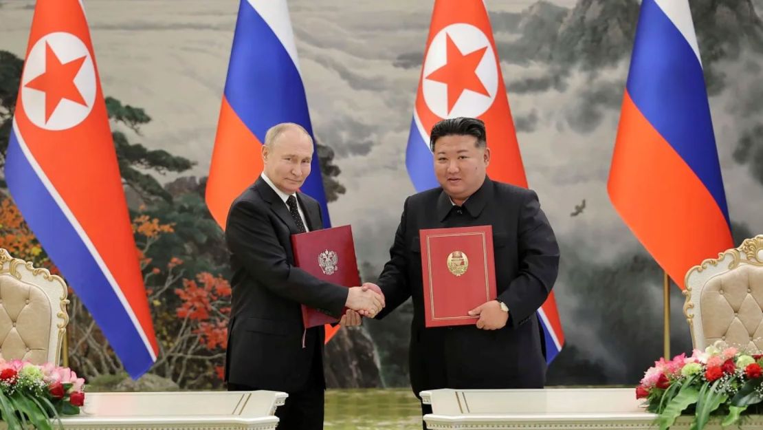 El líder norcoreano Kim Jong Un y el presidente de Rusia, Vladimir Putin, después de firmar una asociación estratégica integral en Pyongyang, Corea del Norte, el 19 de junio de 2024.