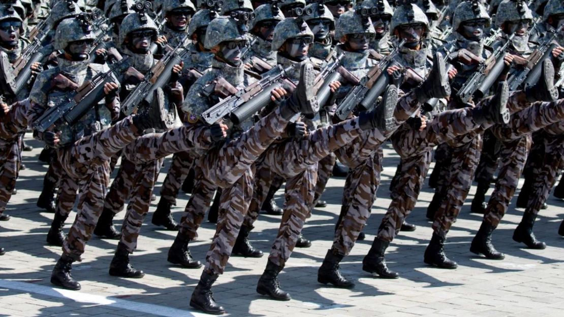 Soldados marchan en un desfile por el 70 aniversario del Día de la Fundación de Corea del Norte en Pyongyang, Corea del Norte, el 9 de septiembre de 2018.
