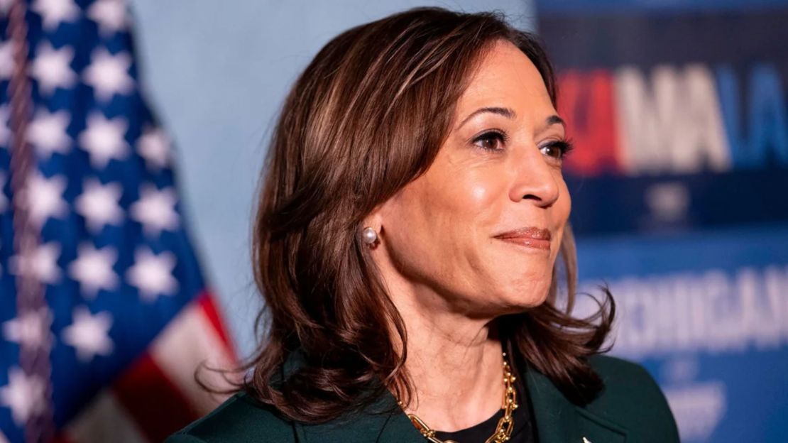 La vicepresidenta de EE.UU., Kamala Harris, responde preguntas de la prensa antes de un foro con la exrepresentante Liz Cheney en el Royal Oak Music Theatre el 21 de octubre de 2024, en Royal Oak, Michigan.