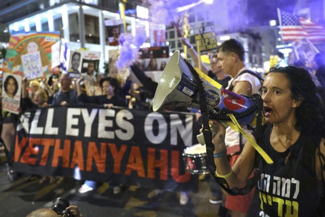 Familiares y simpatizantes de los rehenes retenidos en Gaza se reúnen en Tel Aviv el 22 de octubre de 2024. Crédito: Jack Gue3z/AFP/Getty Images