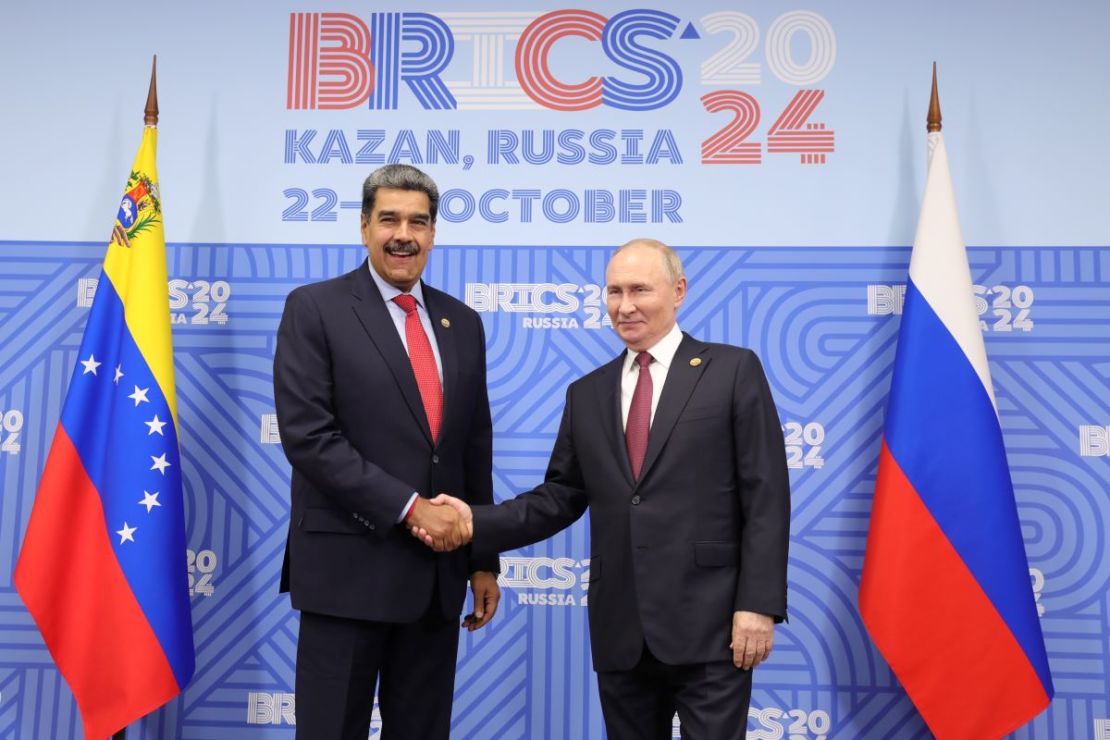 Fotografía cedida por prensa Miraflores del presidente de Venezuela, Nicolás Maduro, saludando al presidente de Rusia, Vladimir Putin, durante la cumbre de los BRICS en Kazán, Rusia.