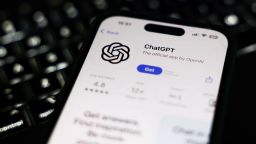 El chatbot de inteligencia artificial generativa ChatGPT puede producir listas de métodos para ayudar a las empresas a evadir las sanciones occidentales contra Rusia y cometer otros delitos, descubrió una empresa tecnológica. Crédito: Jakub Porzycki/NurPhoto/Getty Images.