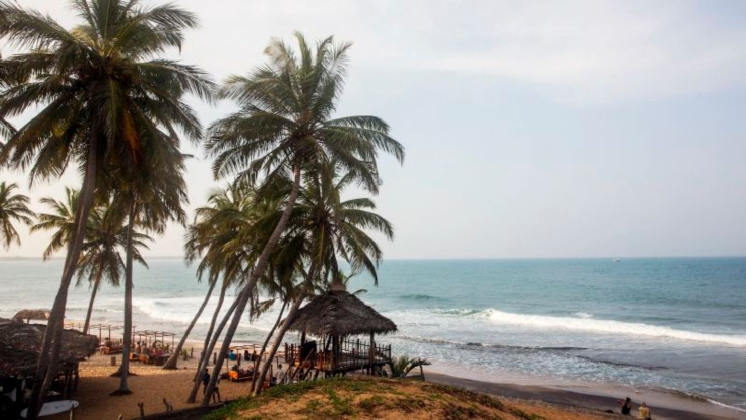 Cabañas de paja y palmeras se encuentran en una playa en Arugam Bay, Sri Lanka. Crédito: Taylor Weidman/Bloomberg/Getty Images/Archivo