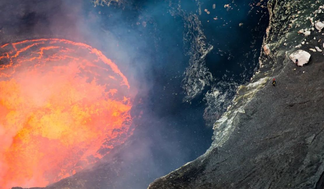 En la isla de Ambrym, en Vanuatu, podrás maravillarte con sus raros lagos de lava abiertos. Crédito: Christopher Horsley/Getty Images.