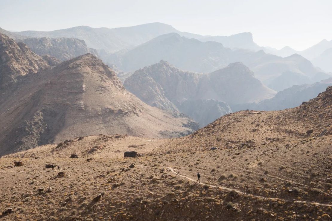 Excursionistas en un sendero montañoso por el desierto en el Jordan Trail de 650 kilómetros de longitud. Crédito: Justin Foulkes para Lonely Planet.