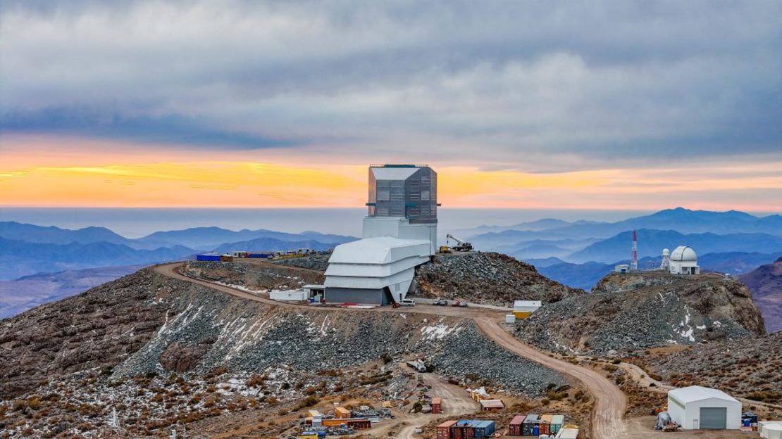 Esta imagen, tomada con un dron, muestra el Observatorio Vera C. Rubin en construcción. Crédito: Olivier Bonin/Laboratorio Nacional de Aceleradores del SLAC