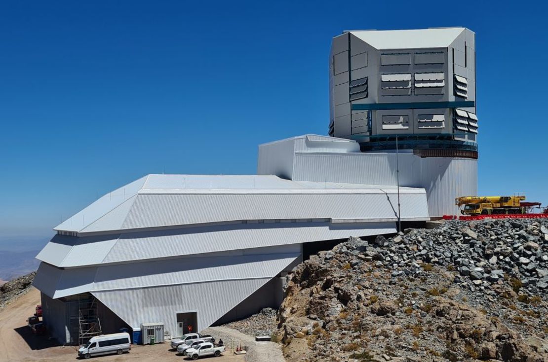 Esta vista del observatorio muestra la cúpula cerrada a la derecha y el edificio de apoyo a la izquierda. Un total de 420 personas y 28 países participaron en la construcción, que comenzó en 2015. Crédito: Rubin Obs/NSF/AURA