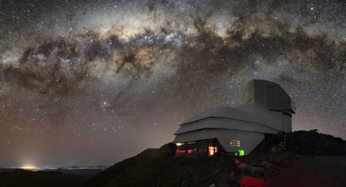 El observatorio con nuestra galaxia, la Vía Láctea, al fondo. Vera Rubin es un instrumento muy esperado en el mundo de la astronomía porque promete descubrir millones de nuevos objetos cósmicos, así como enriquecer nuestra comprensión del universo y de algunos de sus secretos más profundos, como la materia oscura. Crédito: NSF's NOIRLab/RubinObs/AURA/B